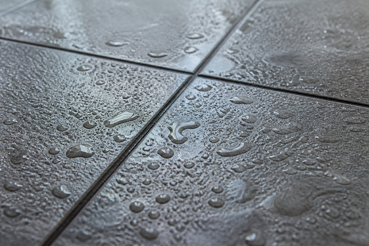 Les causes majeures de l'humidité sous vos pieds