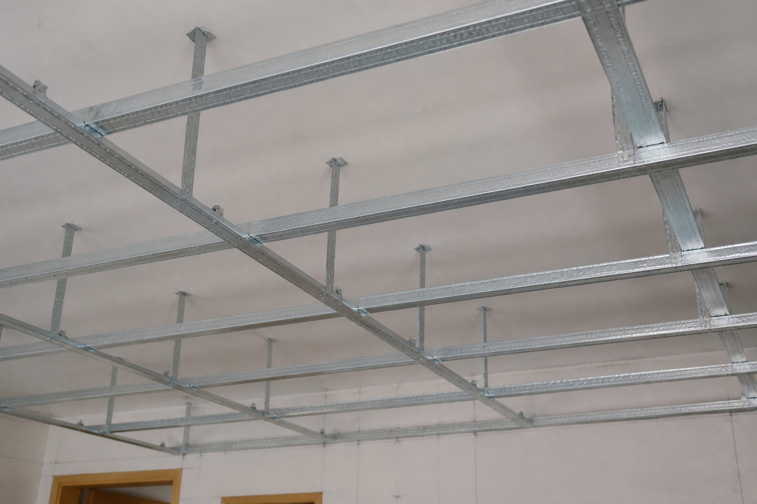 Pourquoi le plafond autoportant M48 va vous simplifier la vie