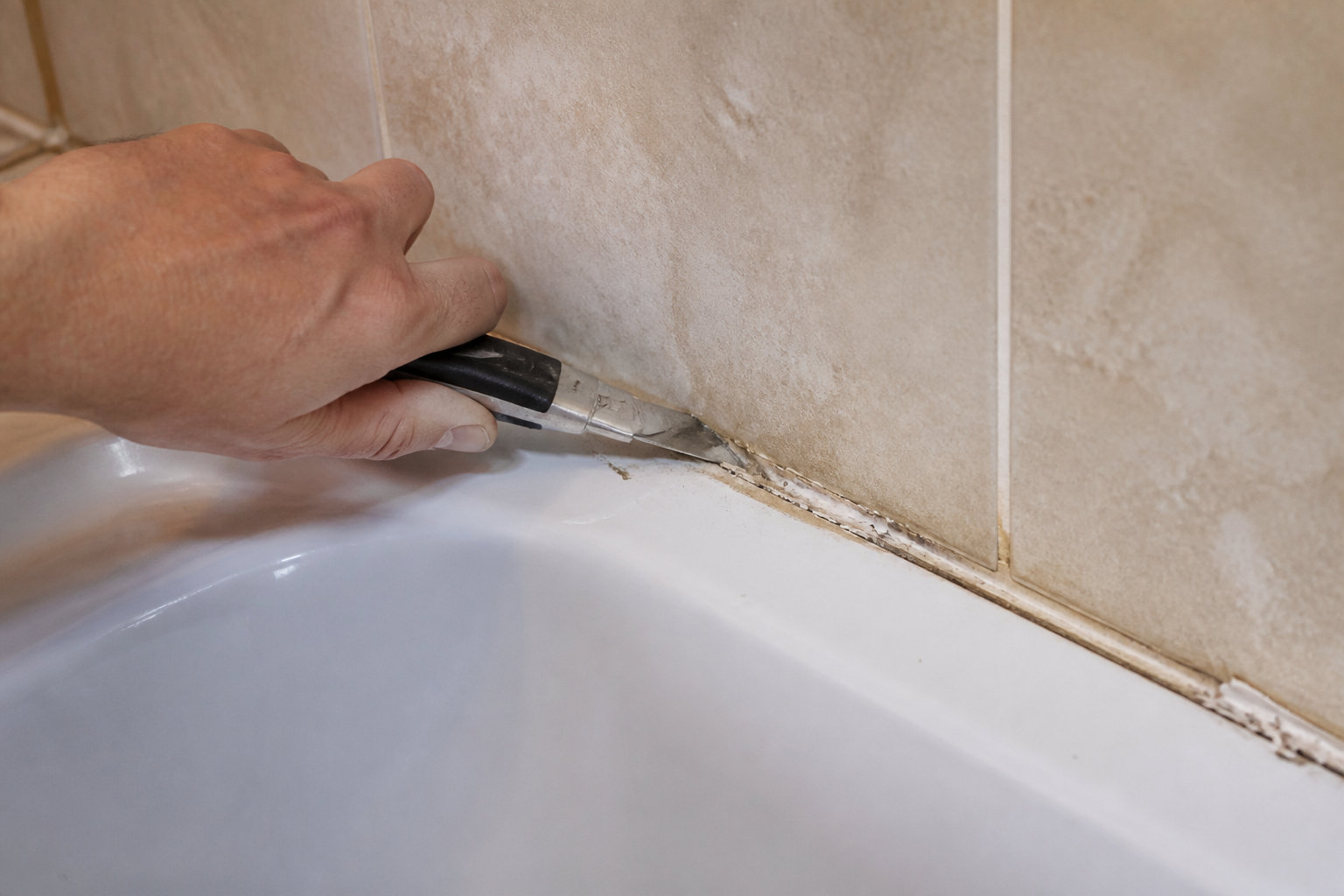 Retirer l'ancien joint sans abîmer votre baignoire