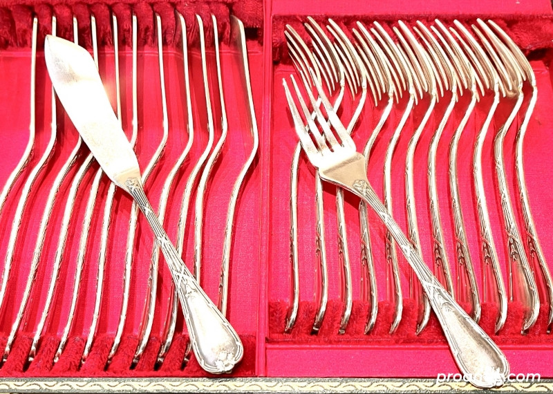 Argenterie et art de la table chez Proantic
