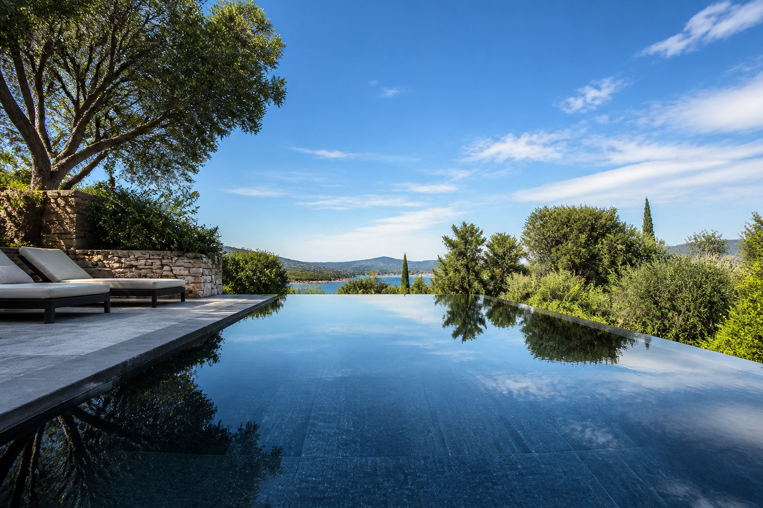 L'esthétique d'une piscine liner gris anthracite chez vous