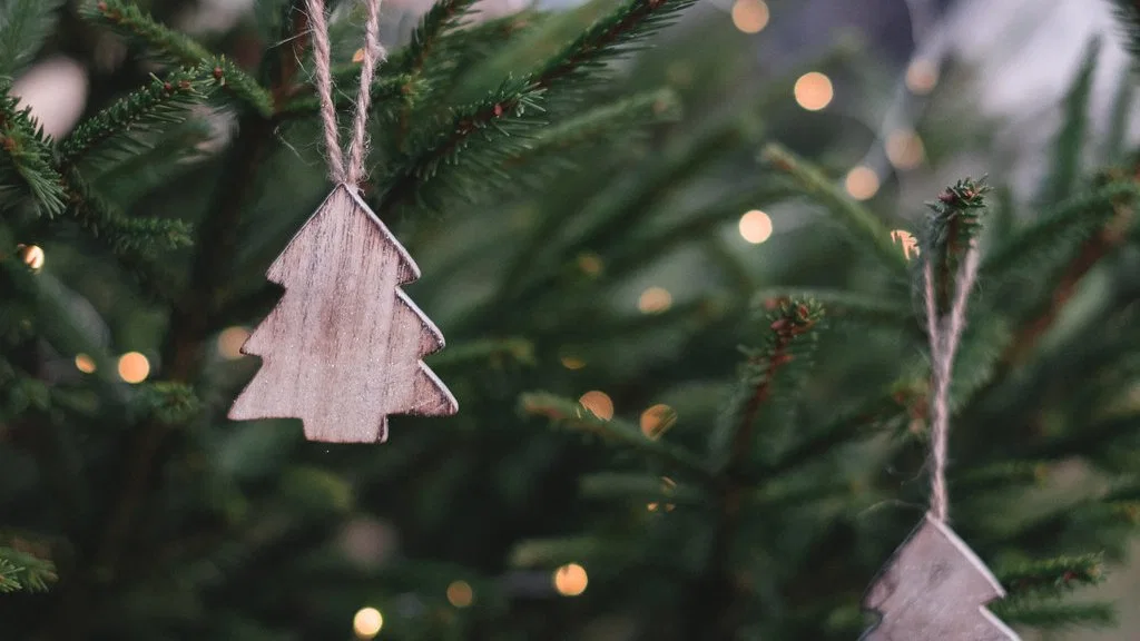 Décoration d'un sapin avec du bois